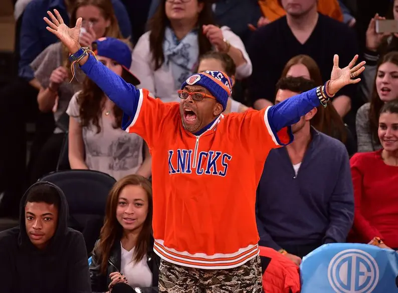 O famoso cineasta Spike Lee é torcedor do time dos Knicks na NBA