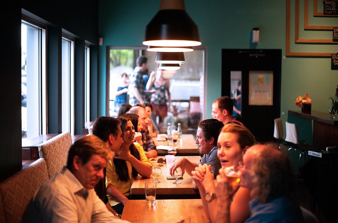 Imagem mostra pessoas em serviço de restaurante