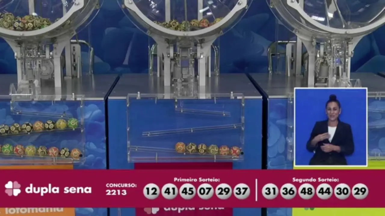 A imagem mostra o sorteio do resultado da Dupla Sena 2213