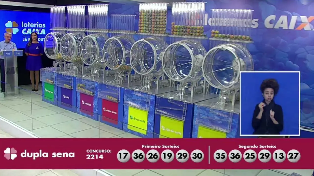 A imagem mostra o sorteio do resultado da Dupla Sena 2214