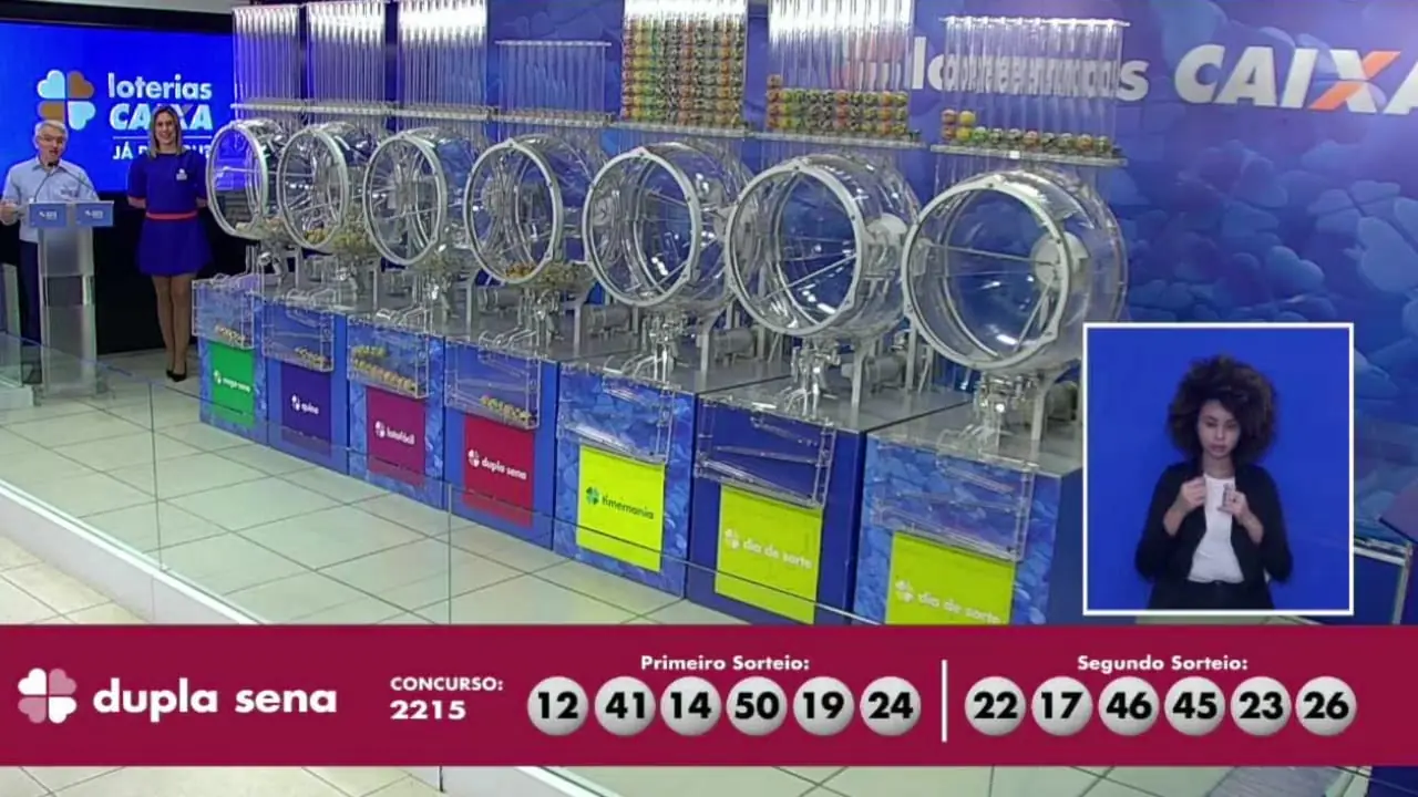 A imagem mostra o sorteio do resultado da Dupla Sena 2215