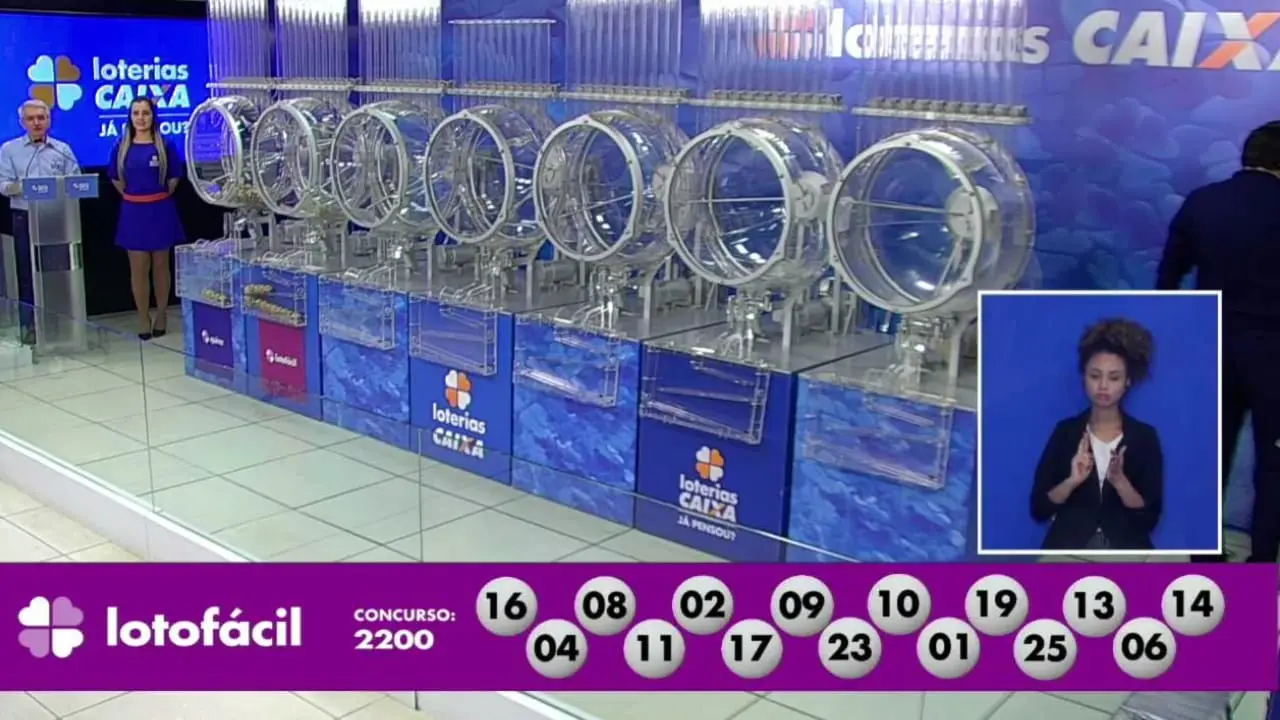 A imagem mostra volantes da Lotofácil 2200