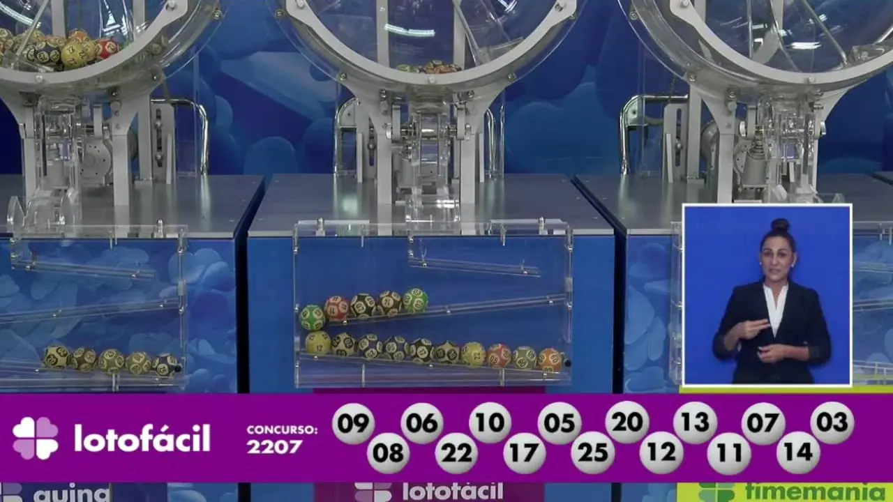 A imagem mostra o sorteio do resultado da Lotofácil 2207
