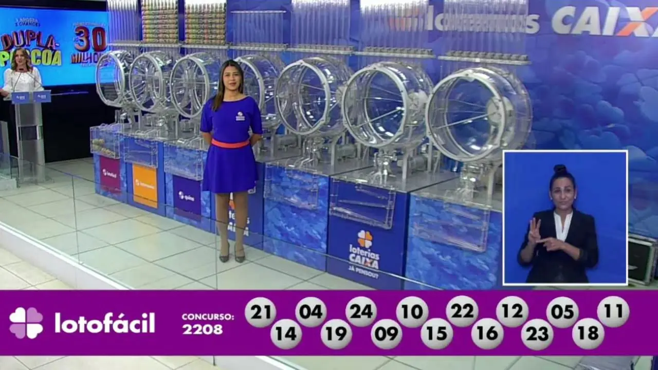 A imagem mostra o sorteio do resultado da Lotofácil 2208