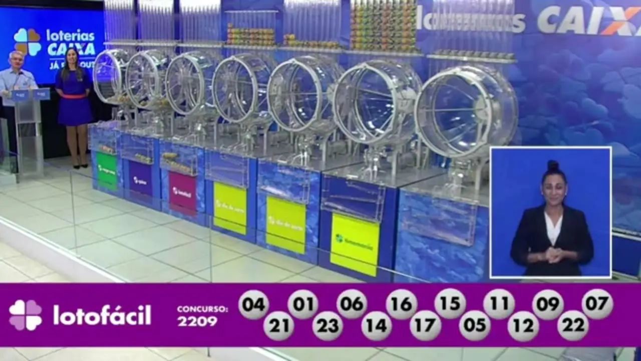A imagem mostra o sorteio do resultado da Lotofácil 2209