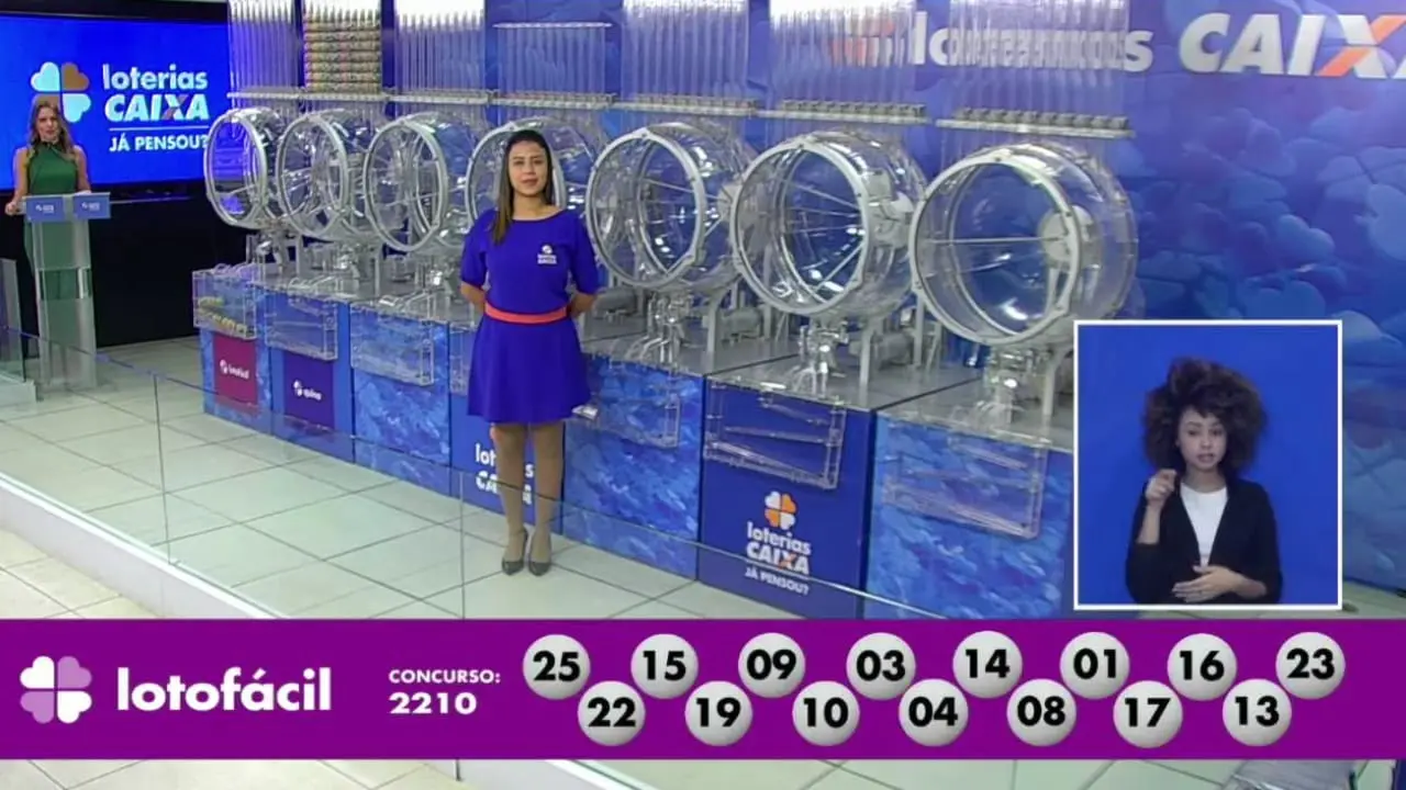 A imagem mostra o sorteio do resultado da Lotofácil 2210
