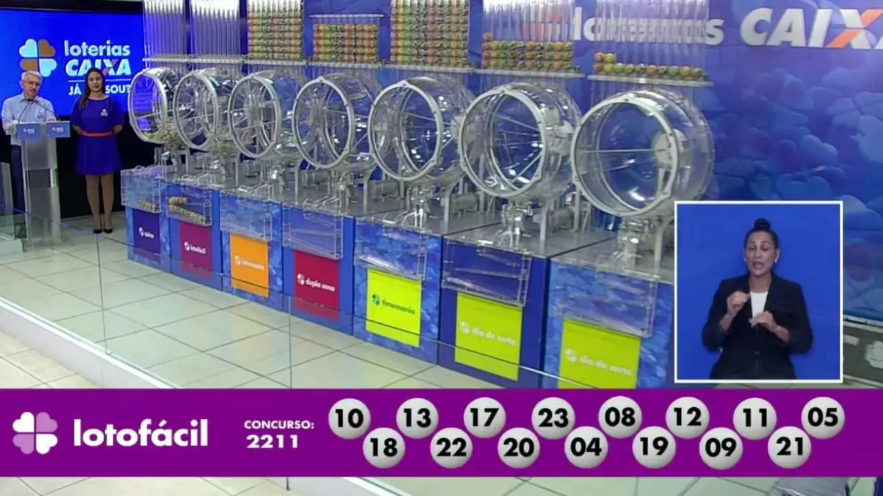 A imagem mostra o sorteio do resultado da Lotofácil 2211