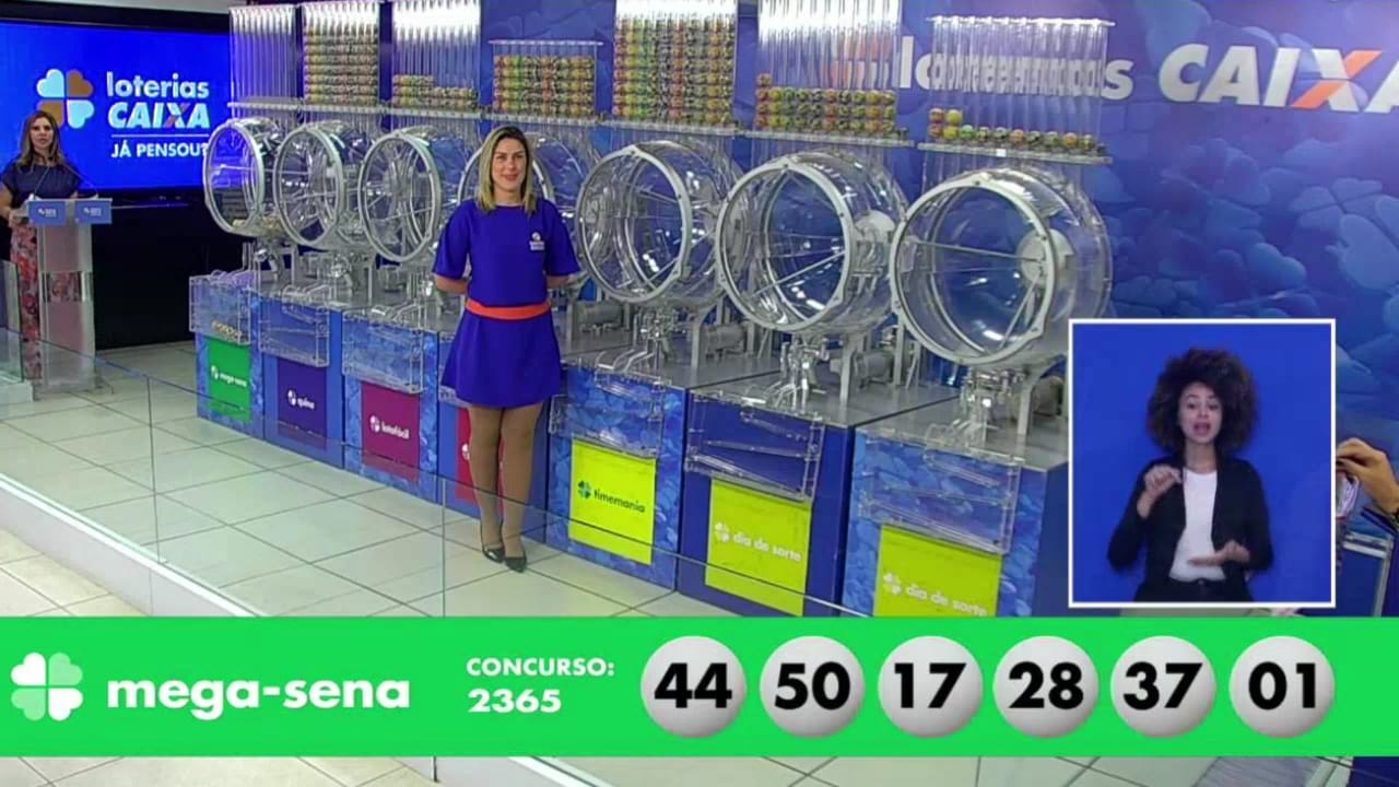 A imagem mostra o sorteio do resultado da Mega-Sena 2365