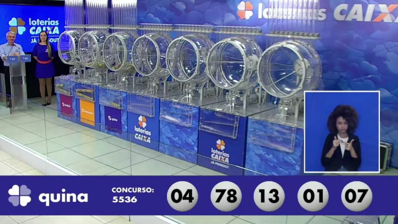 A imagem mostra o sorteio do resultado da Quina 5536