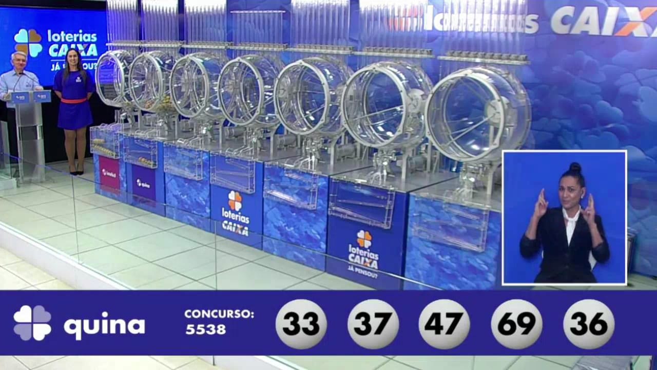 A imagem mostra o sorteio do resultado da Quina 5538