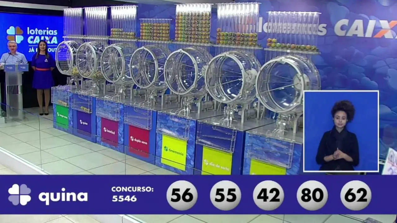 A imagem mostra o sorteio do resultado da Quina 5546