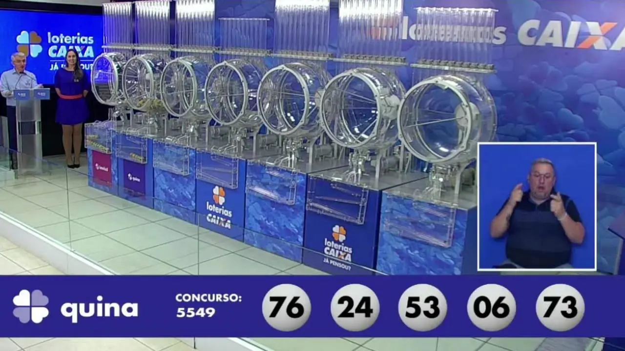 A imagem mostra o sorteio do resultado da Quina 5549