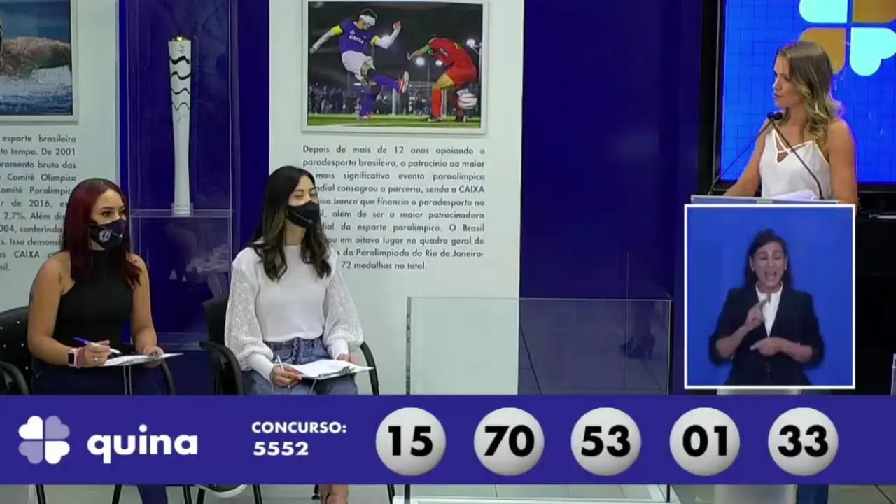 A imagem mostra o sorteio do resultado da Quina 5552