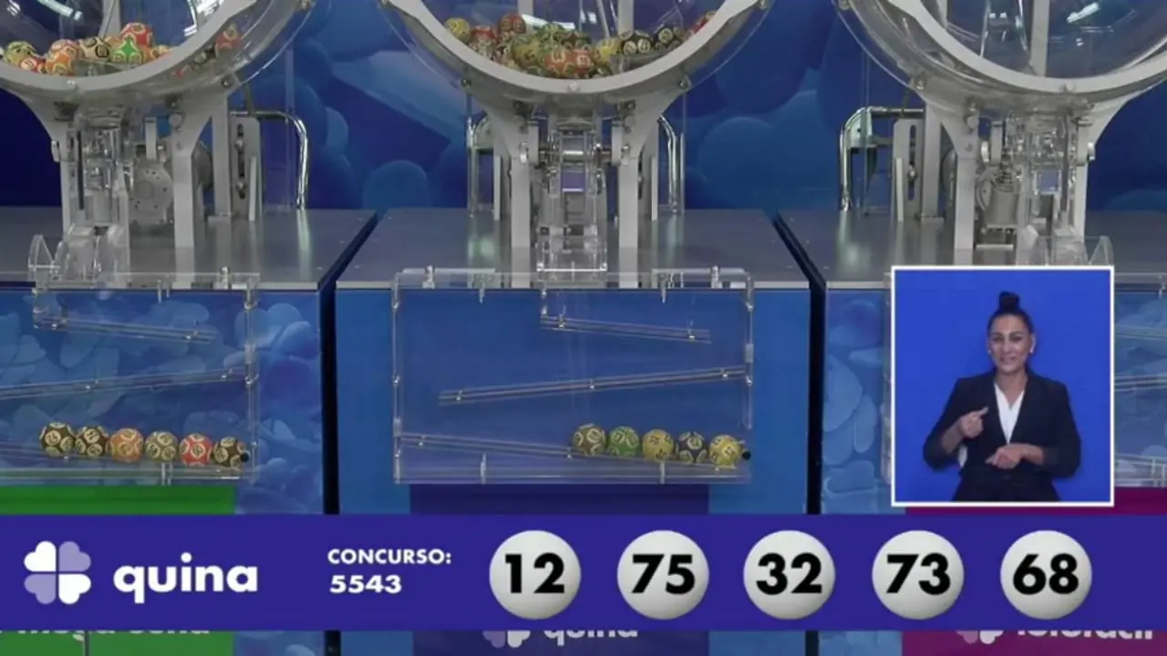 A imagem mostra o sorteio do resultado da Quina 5543