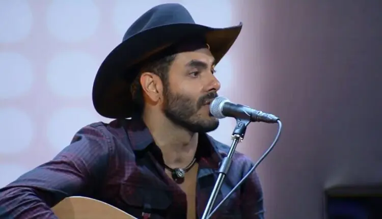 Rodolffo cantando em festa do big brother