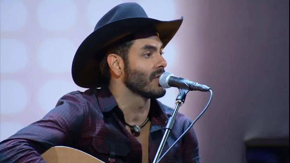 Rodolffo cantando em festa do BBB21