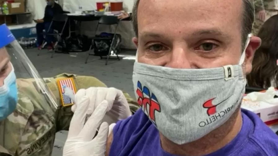 Rubens Barrichello toma vacina contra Covid nos EUA