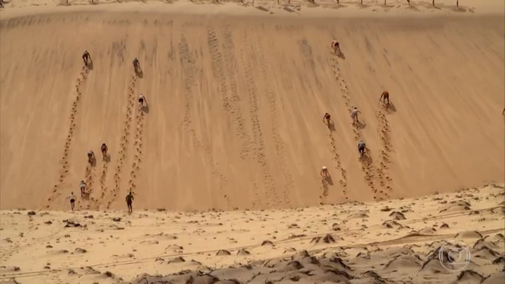 Competidores em duna de areia