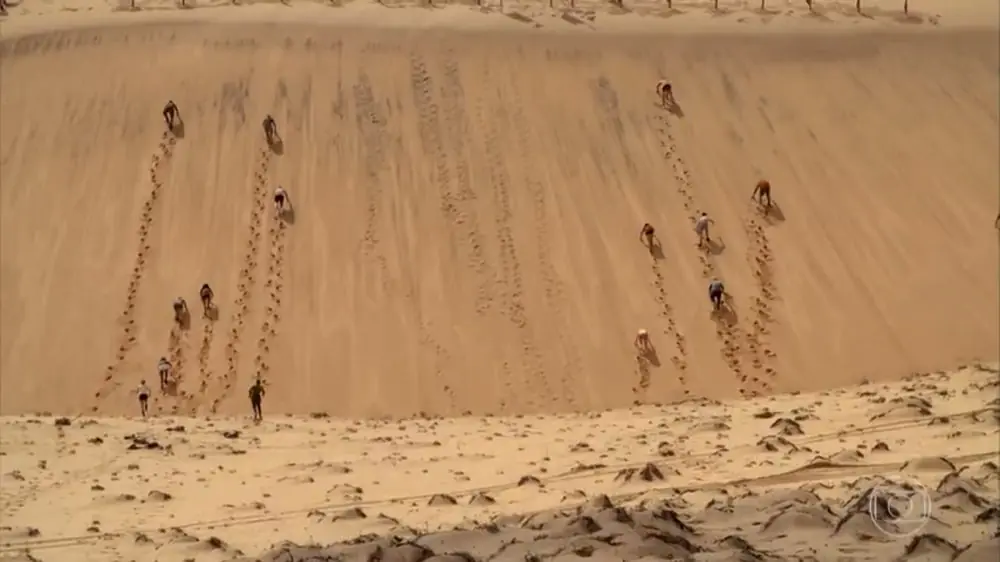 Competidores em duna de areia