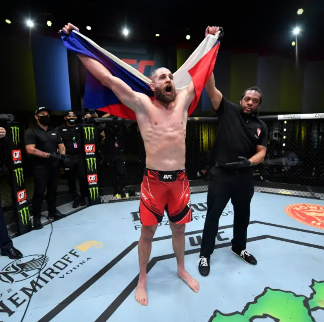 Jiri Prochazka venceu Dominick Reyes por nocaute no UFC 262