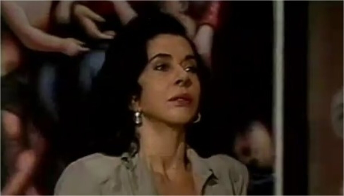 Qual é o segredo de Marina na novela O Salvador da Pátria?