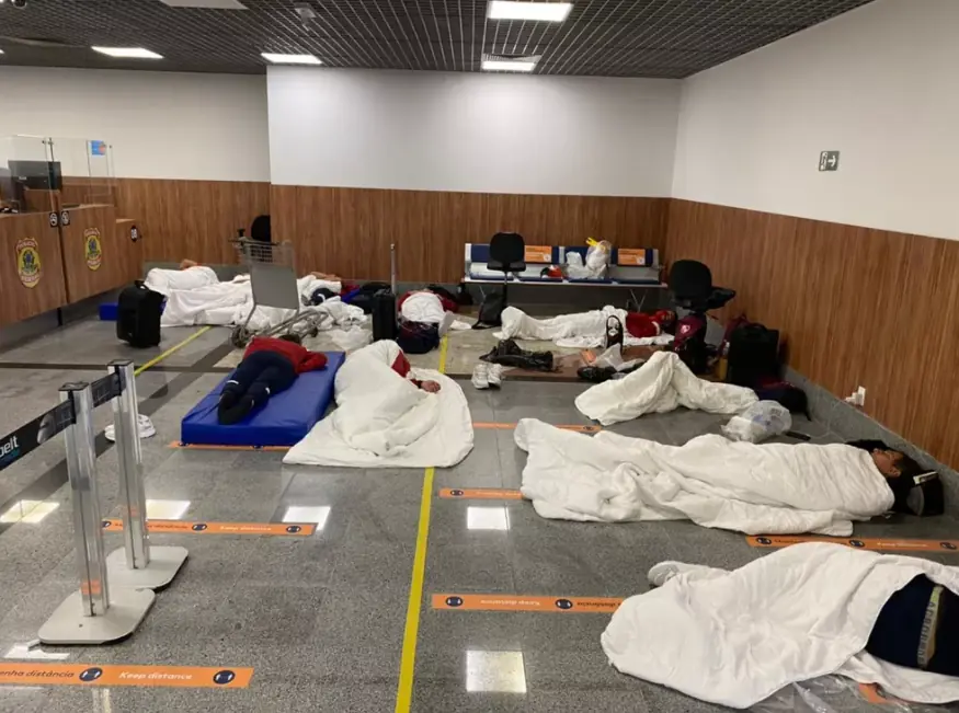 Jogadores do Independiente tiveram que dormir no chão do aeroporto da capital baiana