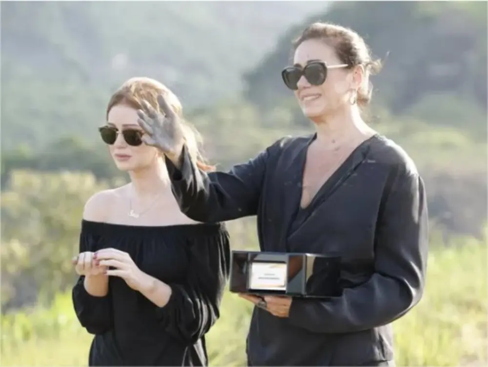 como o comendador chamava maria isis