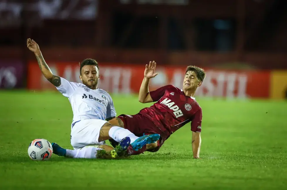 Time gremista lidera seu grupo com vantagem de seis pontos