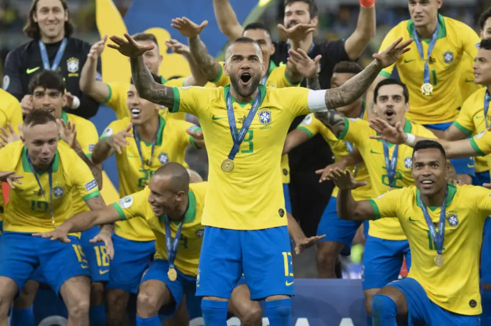 Daniel Alves foi capitão do Brasil na então conquista da Copa América 2019