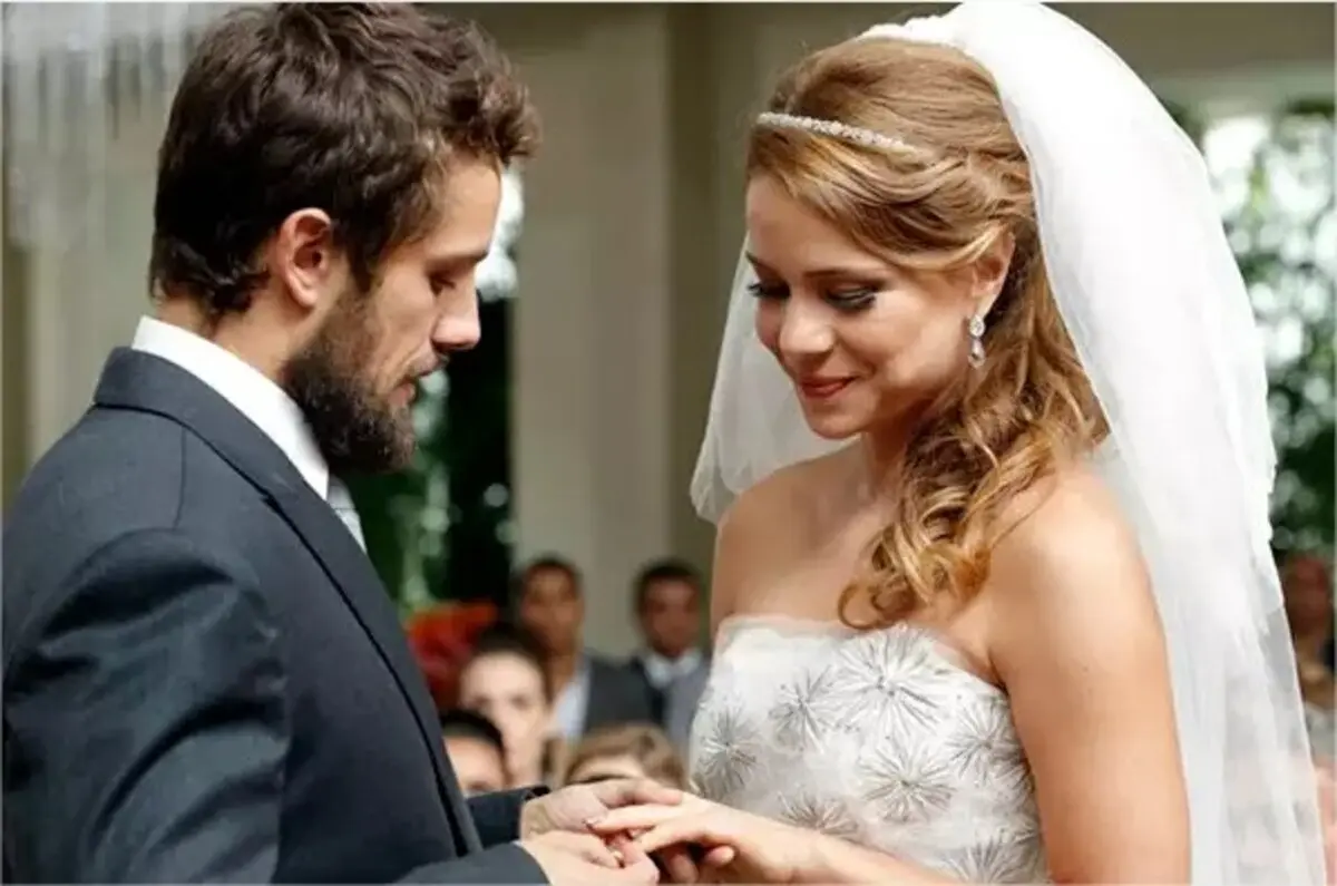 Com quem Cristina fica no final da novela Império