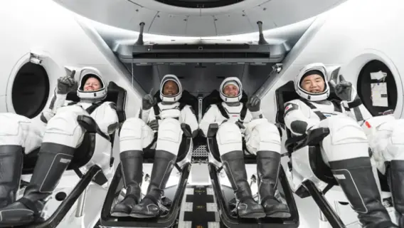 VÍDEO: SpaceX pousa no oceano com astronautas da NASA