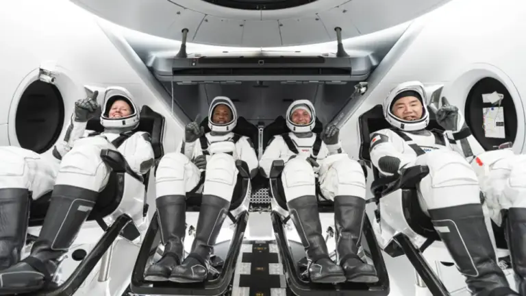 VÍDEO: SpaceX pousa no oceano com astronautas da NASA