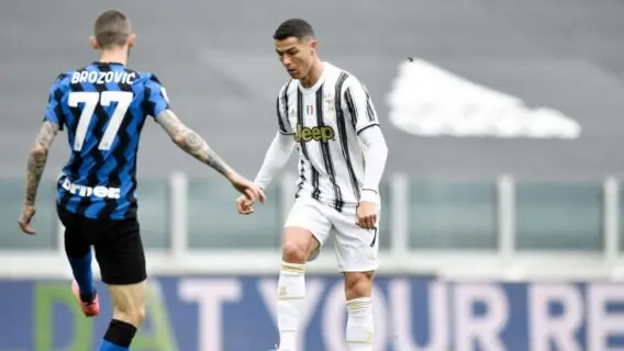 Com pênalti duvidoso, Juventus vence e segue na briga pela Champions