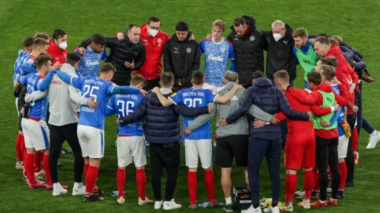 Holstein Kiel x Colônia: onde assistir, horário e escalações do jogo (29/05)