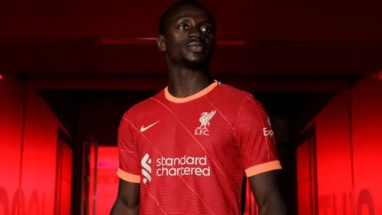 Liverpool apresenta nova camisa principal para a temporada 2021/22