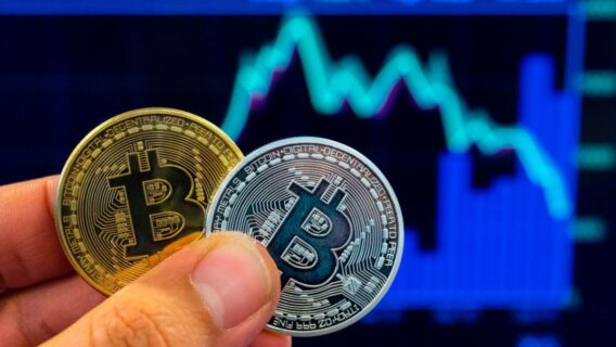 Bitcoin tem alta de 9,5% e fecha acima de R$ 300 mil no Brasil