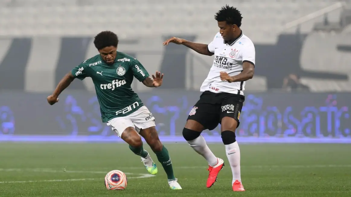 Luiz Adriano marcou o segundo gol do Palmeiras no clássico