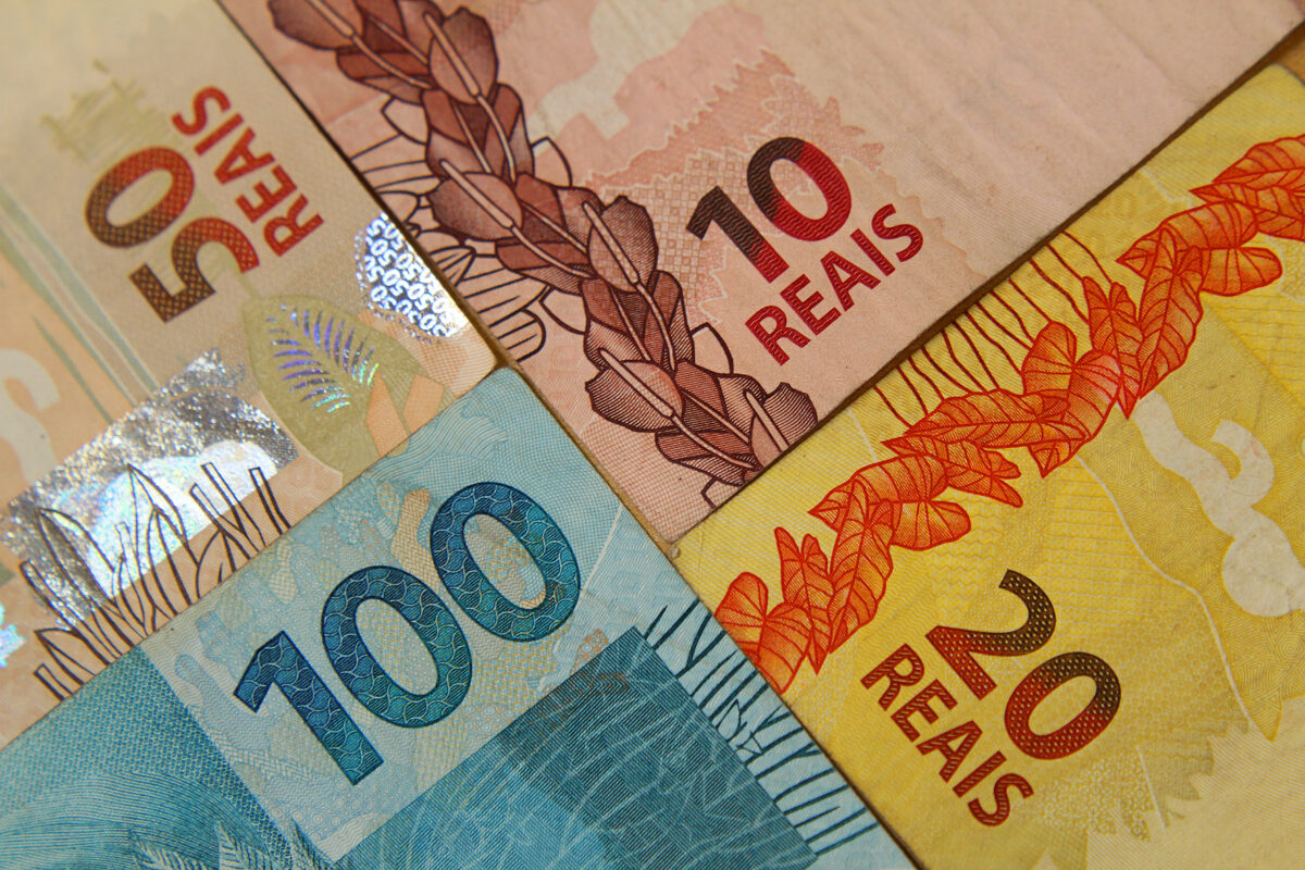 Cédulas de dinheiro. 14º salário para aposentados