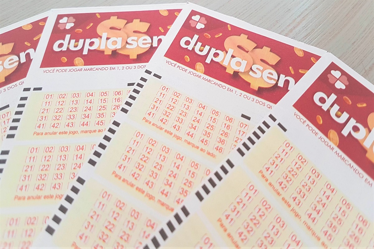 A imagem mostra volantes da Dupla Sena 2226