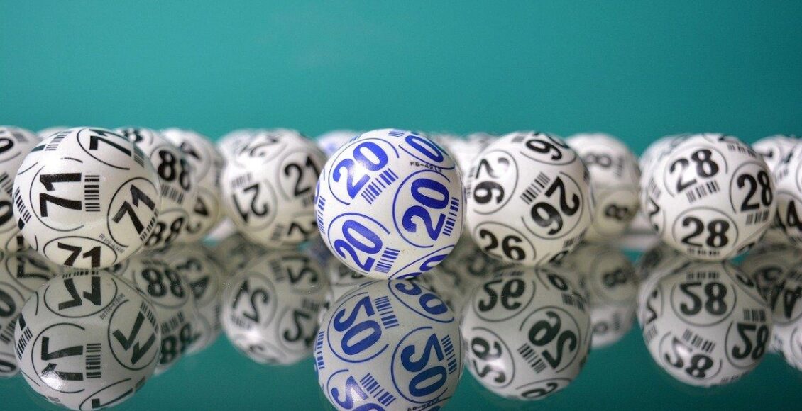 A imagem mostra bolas com números dos resultados das loterias da Caixa