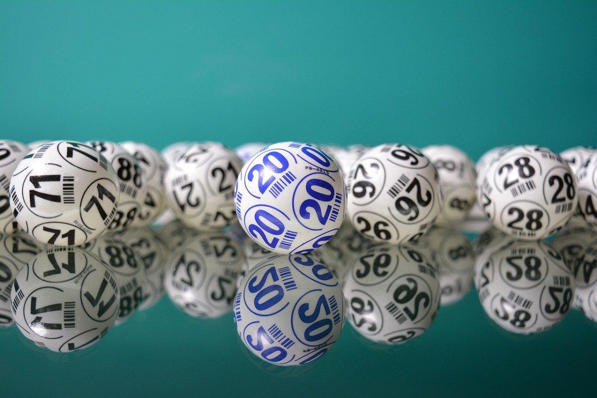 A imagem mostra bolas com números dos resultados das loterias da Caixa