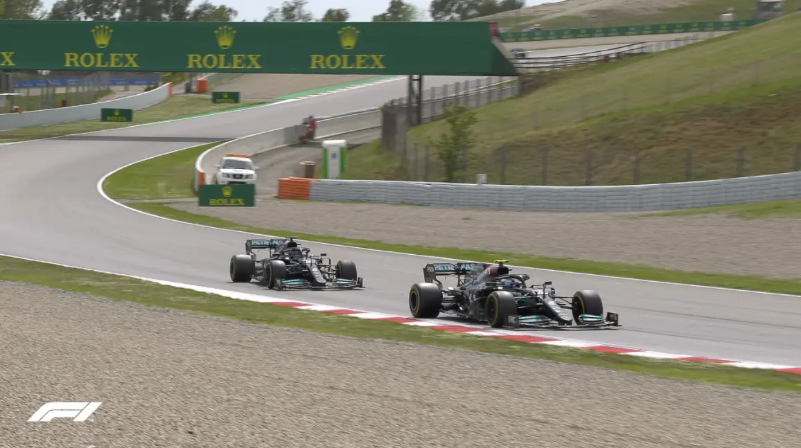 Hamilton é quem vence a corrida da Fórmula 1, após ultrapassar Verstappen na volta 60