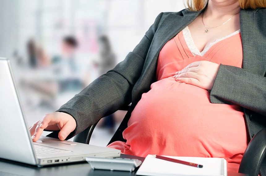 matéria fala sobre a lei que permite às mulheres grávidas trabalham em home office sem redução do salário