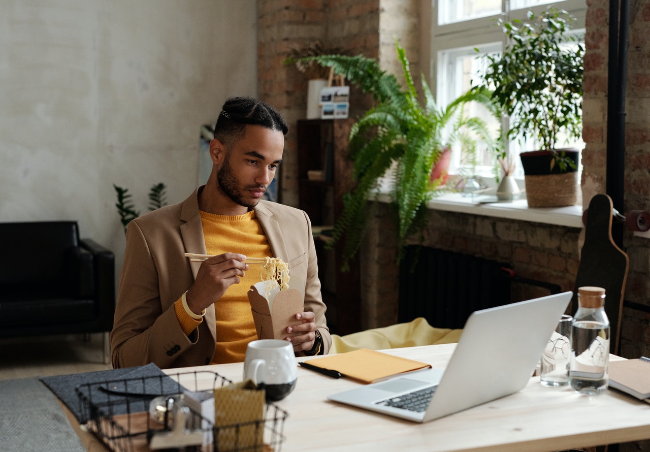 matéria sobre como economizar no trabalho home office