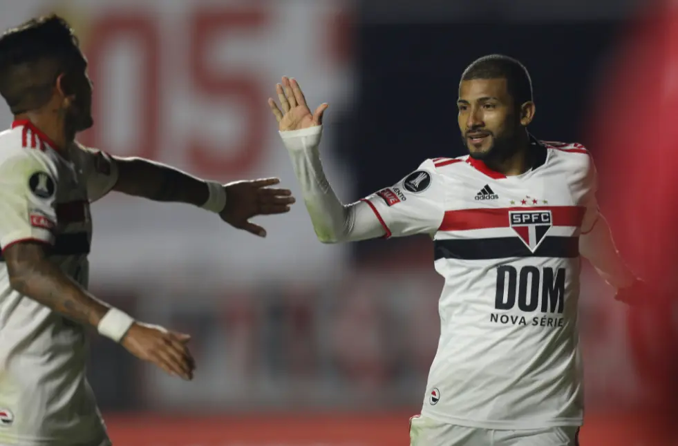 São Paulo venceu o Sporting Cristal por 3 a 0, mas avançou em segundo lugar