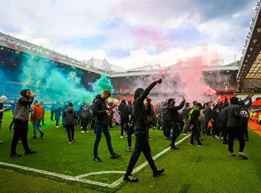 Imagem do protesto de torcedores do United no Old Trafford