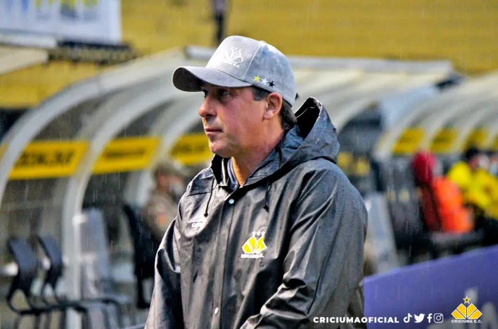 Paulo Baier é o então treinador do Criciúma primeiro colocado na classificação do Grupo A da Série C 2021