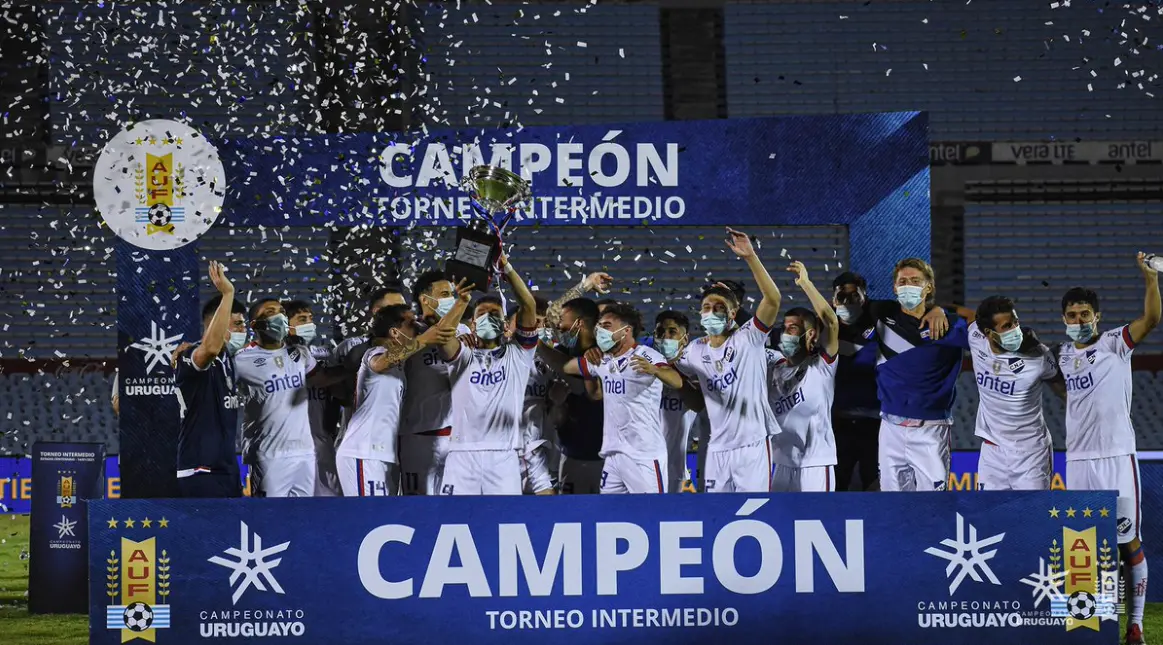 Nacional, além do título Campeonato Uruguaio, venceu o Torneo Intermedio na temporada passada