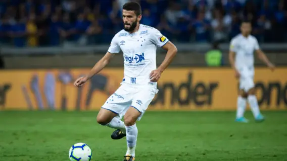 Com salário acima do teto, Cruzeiro busca emprestar Jadson