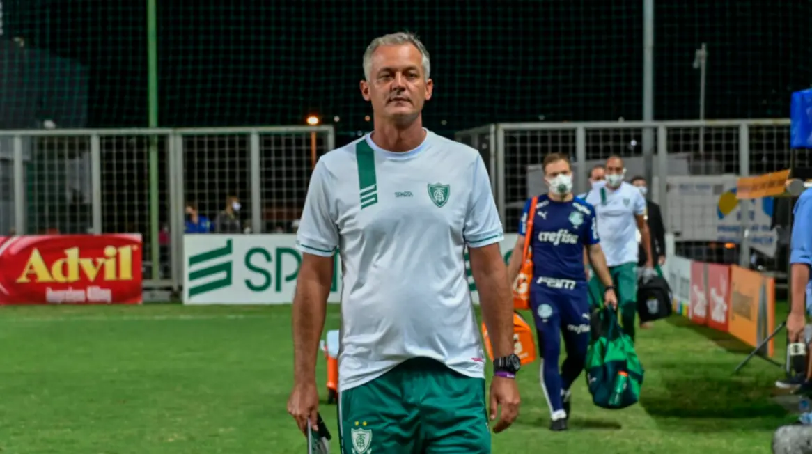 Lisca iniciou sua carreira de técnico no Inter, mas atualmente comanda o América Mineiro